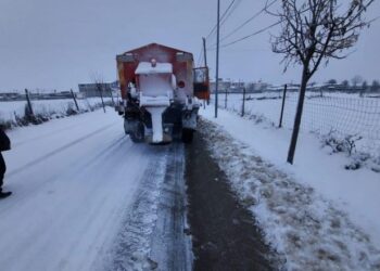 Korça mbulohet nga dëbora, qindra familje pa energji elektrike