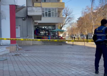 Festa që u kthye në tragjedi, 18-vjeçari u hodh kur shokët ishin në gjumë