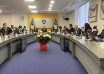 Rama vetëm 5 mijë lekë, Kurti ndan 100 euro për fëmijë e pensionistë