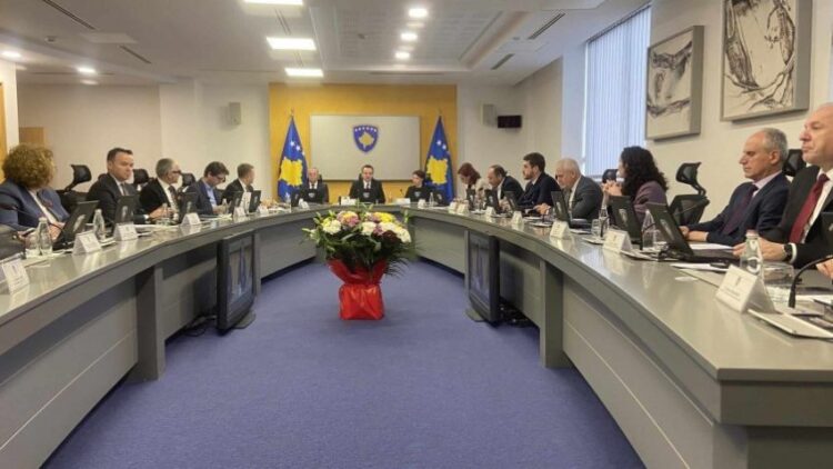 Rama vetëm 5 mijë lekë, Kurti ndan 100 euro për fëmijë e pensionistë