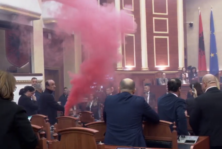 Sekretariati i Kuvendit e bën rrugë, përjashton edhe 3 deputetë të PD