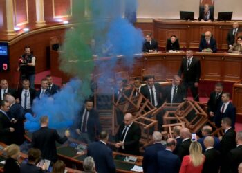 S’mund të mungonin flakadanët në Kuvend, salla ndizet kur hyn Rama