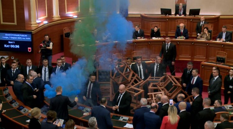 S’mund të mungonin flakadanët në Kuvend, salla ndizet kur hyn Rama