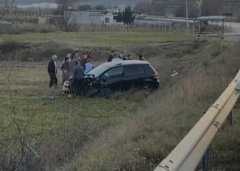 Me shpejtësi, makina del nga rruga dhe përfundon në…