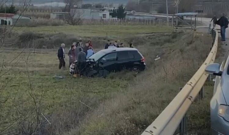 Me shpejtësi, makina del nga rruga dhe përfundon në…