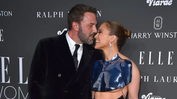 Pamja e Jennifer Lopez në tapetin e kuq, pozon me Ben Affleck