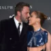 Pamja e Jennifer Lopez në tapetin e kuq, pozon me Ben Affleck