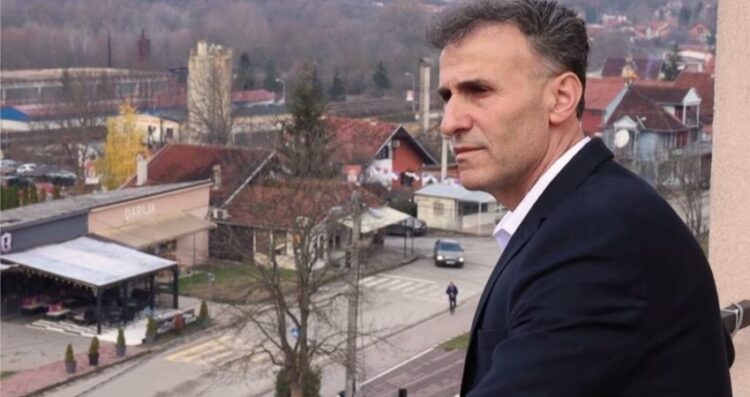 Kryetari i komunës së Leposaviçit qëndron i ‘ngujuar’ në zyrë