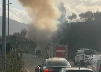 Automjeti shkrumbohet nga flakët në zonën e Saukut, nuk ka të lënduar