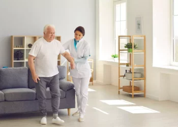 Sëmundja e Parkinsonit, çrregullimi i ecjes që prek 1 në 2 pacientë