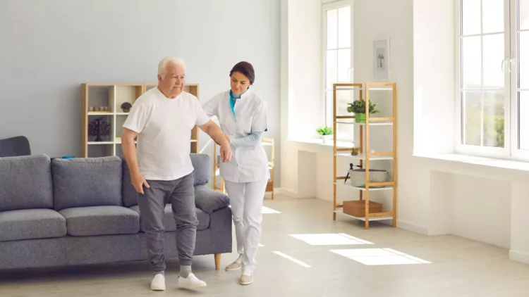 Sëmundja e Parkinsonit, çrregullimi i ecjes që prek 1 në 2 pacientë