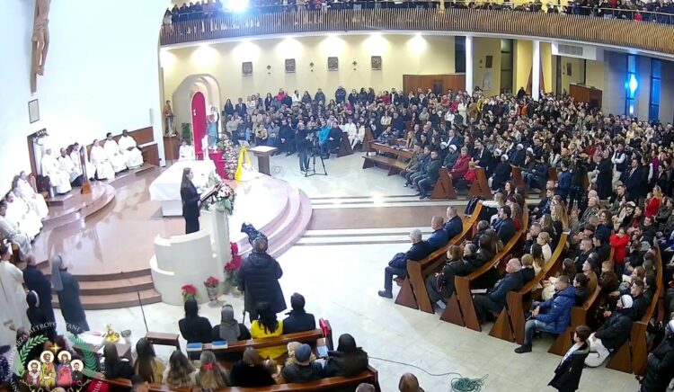 Besimtarët festojnë Krishtlindjet, lutje për më shumë mirësi…