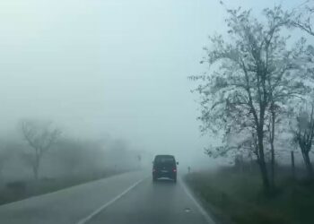 Mjegulla ‘pushton’ qytetin vështirësi qarkullimi në aksin Gjirokastër