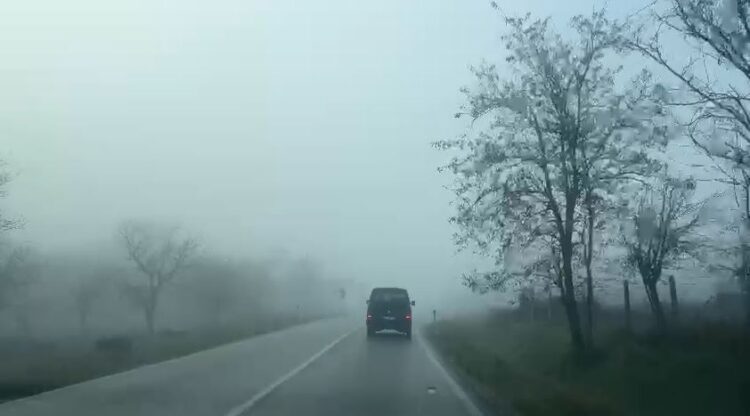 Mjegulla ‘pushton’ qytetin vështirësi qarkullimi në aksin Gjirokastër