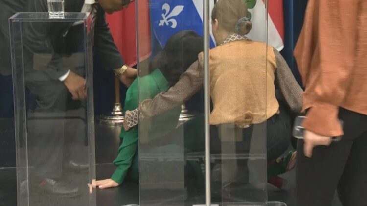 VIDEO/ Po mbante konferencë për shtyp, kryebashkiakja bie në tokë…