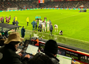 Ndërpritet ndeshja në Premier League, lojtari bie në fushë pa ndjenja