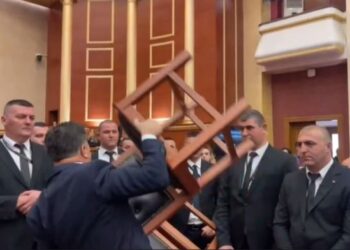 “Ua hodha karriget mbi kokë”, Flamur Noka përplaset me gardistët