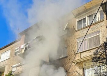 Merr flakë banesa në katin e parë të një pallati në Tiranë