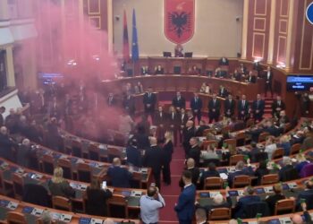 Mbyllet seanca në pak minuta, votohet ndëshkimi për deputetët e opozitës