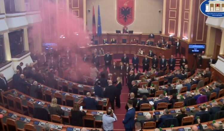 Mbyllet seanca në pak minuta, votohet ndëshkimi për deputetët e opozitës