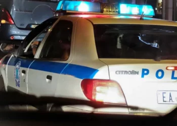 Panik në Greqi, burri thërret “Allahu Ekber” me thikë në dorë