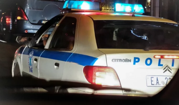 Panik në Greqi, burri thërret “Allahu Ekber” me thikë në dorë