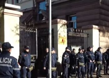 Opozita paralajmëroi protesta, policia blindon kryesinë e Kuvendit