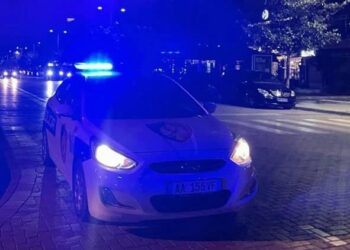 Kapet duke vjedhur, 29 vjeçari i gjuan me gurë policisë në Elbasan