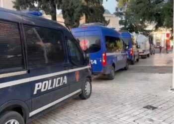 Opozita në protestë! Rreth 800 policë blindojnë parlamentin