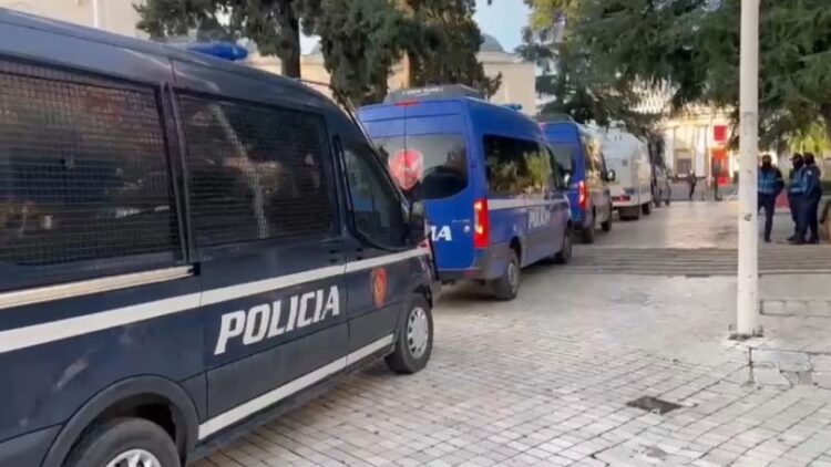 Opozita në protestë! Rreth 800 policë blindojnë parlamentin