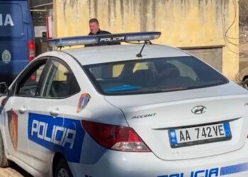 Qëllohet me armë drejt makinës së një 42-vjeçari në Tiranë