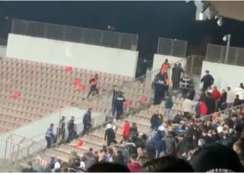Tension në tribuna, tifozë të Elbasanit shkojnë tek sektori i miqve