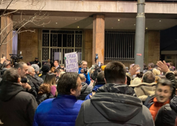 “Hajdutë, hajdutë”, protestat e opozitës në Beograd pas zgjedhjeve