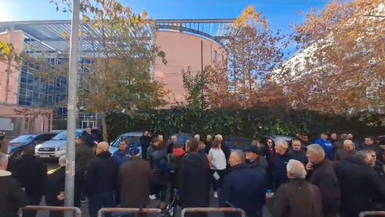 Seanca për Belerin, mbështetësit e kryebashkiakut protestojnë në SPAK