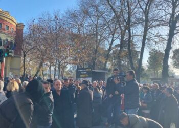 Vendoset për vulën e PD-së, nis protesta  përpara Gjykatës së Lartë