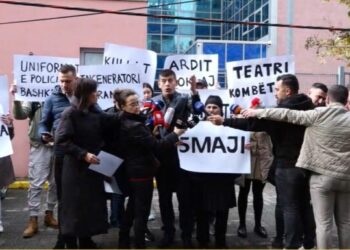 Aktivistë e qytetarë protestë para SPAK-ut: Pse nuk hetohet Veliaj?