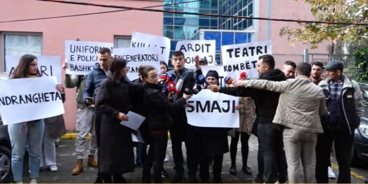 Aktivistë e qytetarë protestë para SPAK-ut: Pse nuk hetohet Veliaj?