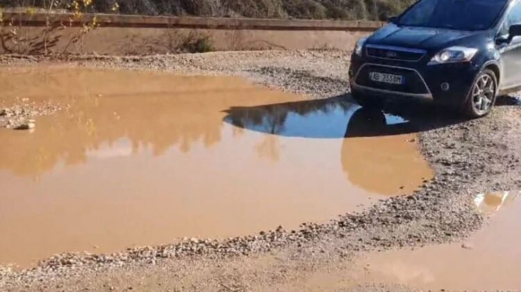 Rruga është bërë e pakalueshme, banorët e Qukësit dalin në protestë