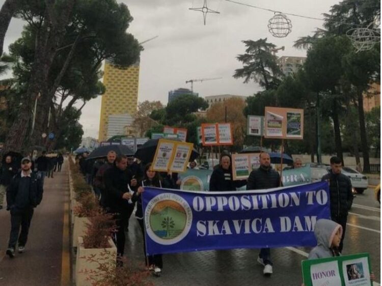 “Kundër digës së Skavicës”, protestë përpara Kryeministrisë