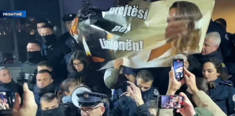 Protesta për vrasjen e Liridonës, tensione para godinës së qeverisë