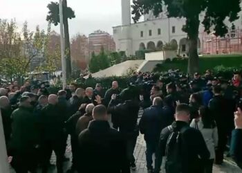 Momente tensioni, protestuesit tentojnë të hyjnë në kuvend