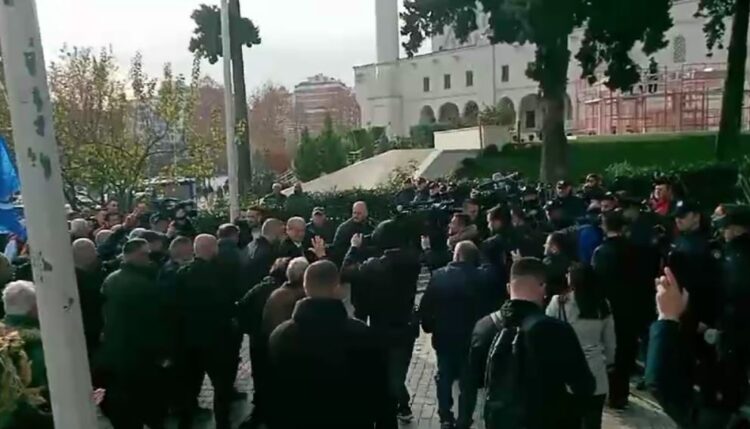 Momente tensioni, protestuesit tentojnë të hyjnë në kuvend