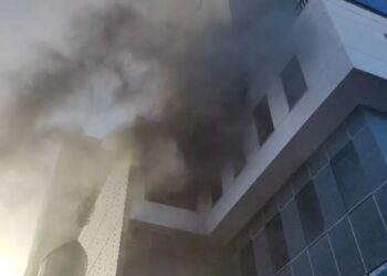 Përfshihet nga flakët qendra tregtare në Lushnje, bllokohen njerëzit