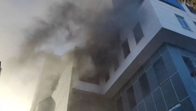 Përfshihet nga flakët qendra tregtare në Lushnje, bllokohen njerëzit