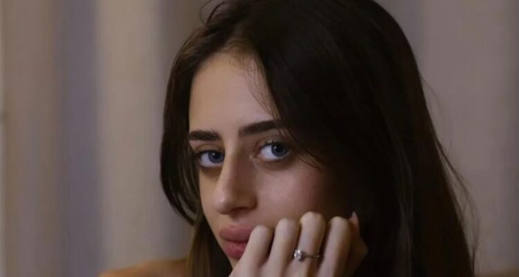 U mbajt peng 50 ditë, e reja izraelite bën tatuazhin me një mesazh…