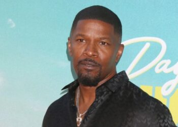 Jamie Foxx shfaqet emocional në daljen e tij të parë publike