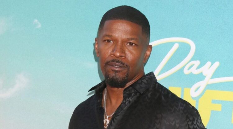 Jamie Foxx shfaqet emocional në daljen e tij të parë publike