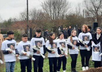 Trëndafila të bardhë/ Rivarroset Liridona, familja hap dyert e mortit