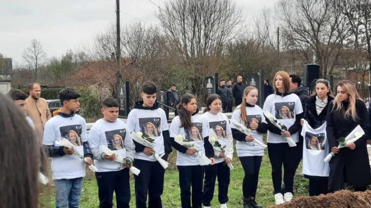 Trëndafila të bardhë/ Rivarroset Liridona, familja hap dyert e mortit