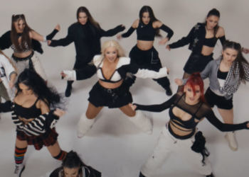 VIDEO/ Ronela Hajati publikon këngën e re “Himni”